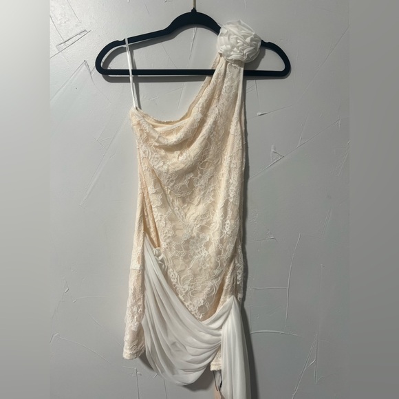 The colors are white and and like a cream color with the rose on the shoulder - Picture 1 of 6